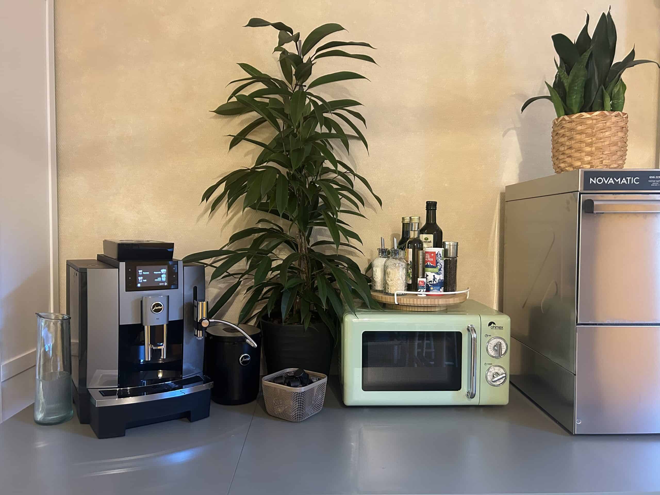 Espace café Tchalo Work Lounge Lausanne avec machine Jura et fauteuils confortables